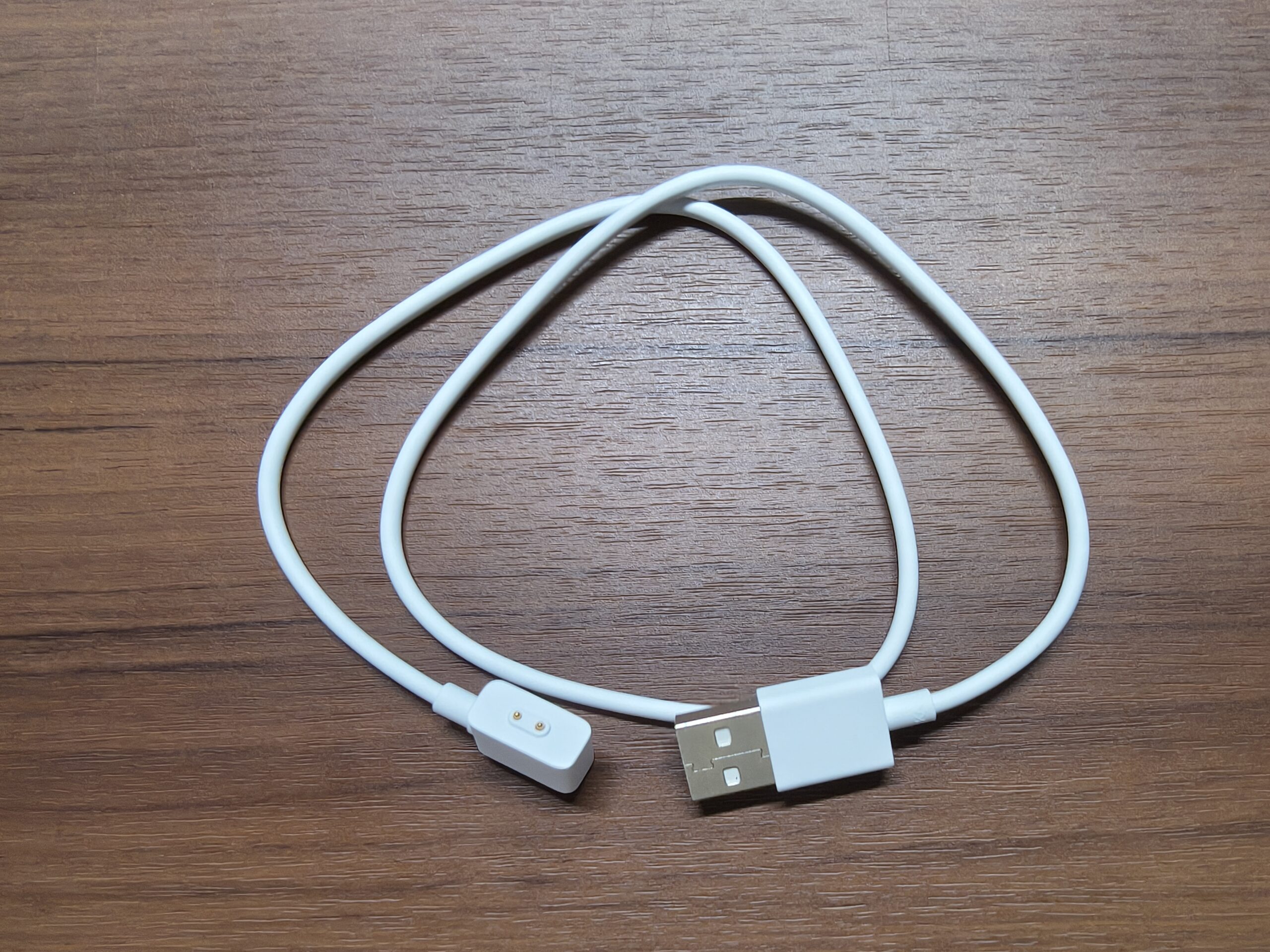 Xiaomi Smart Band 10の専用マグネット式充電ケーブル