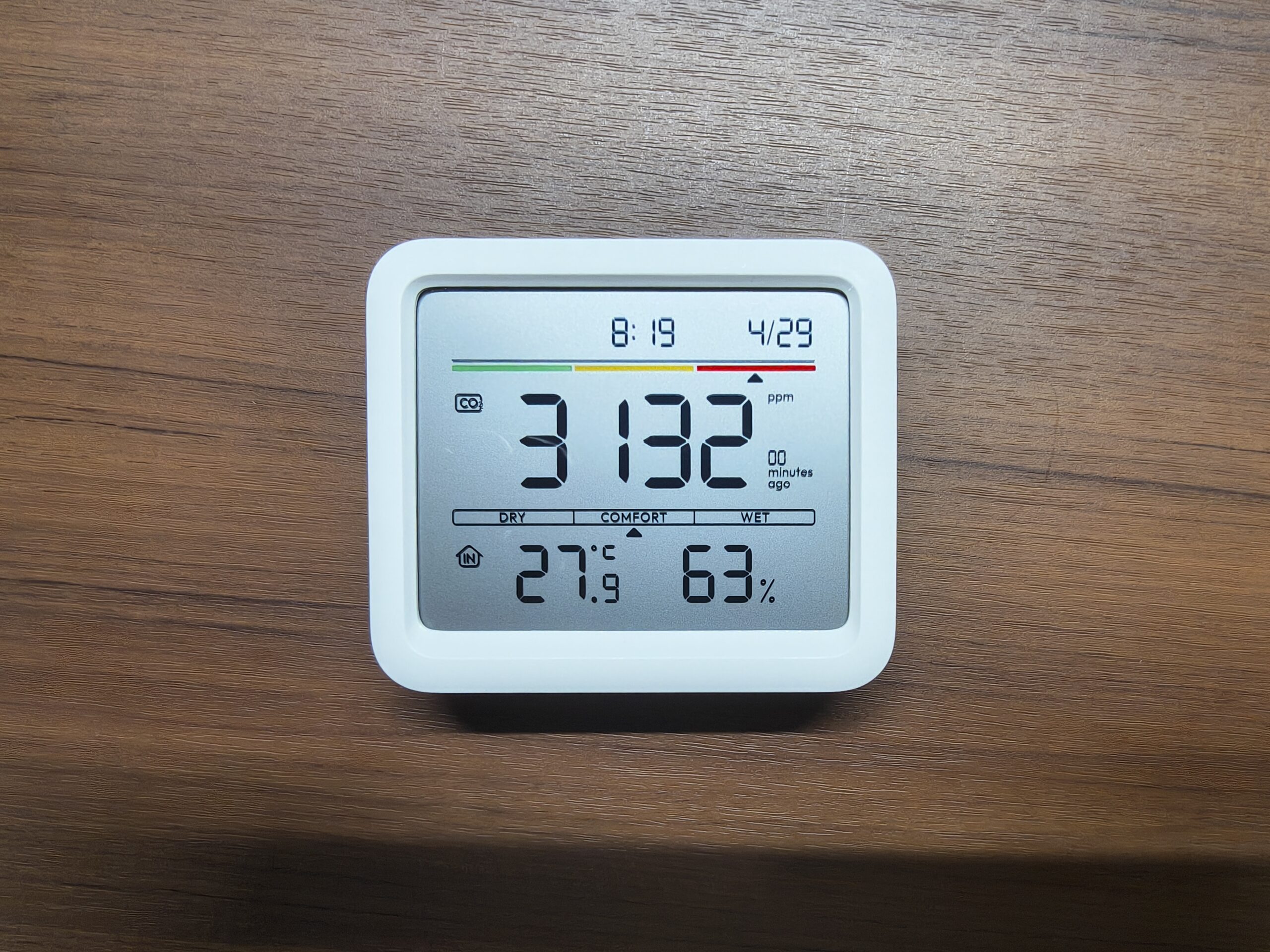 SwitchBot CO2センサーが初回起動時に3132ppmを表示している画面