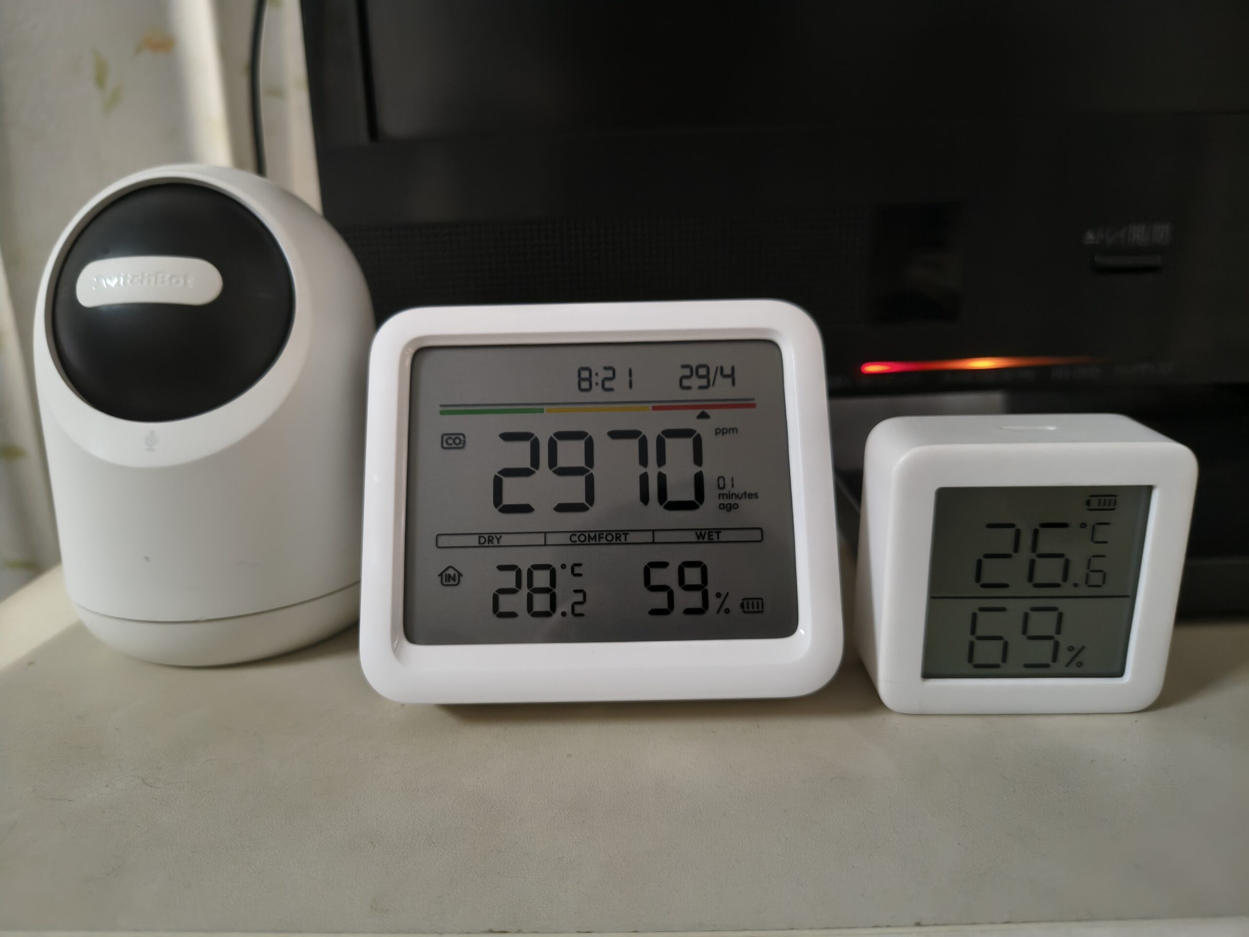 SwitchBot見守りカメラ・CO2センサー・温湿度計を並べて設置した様子