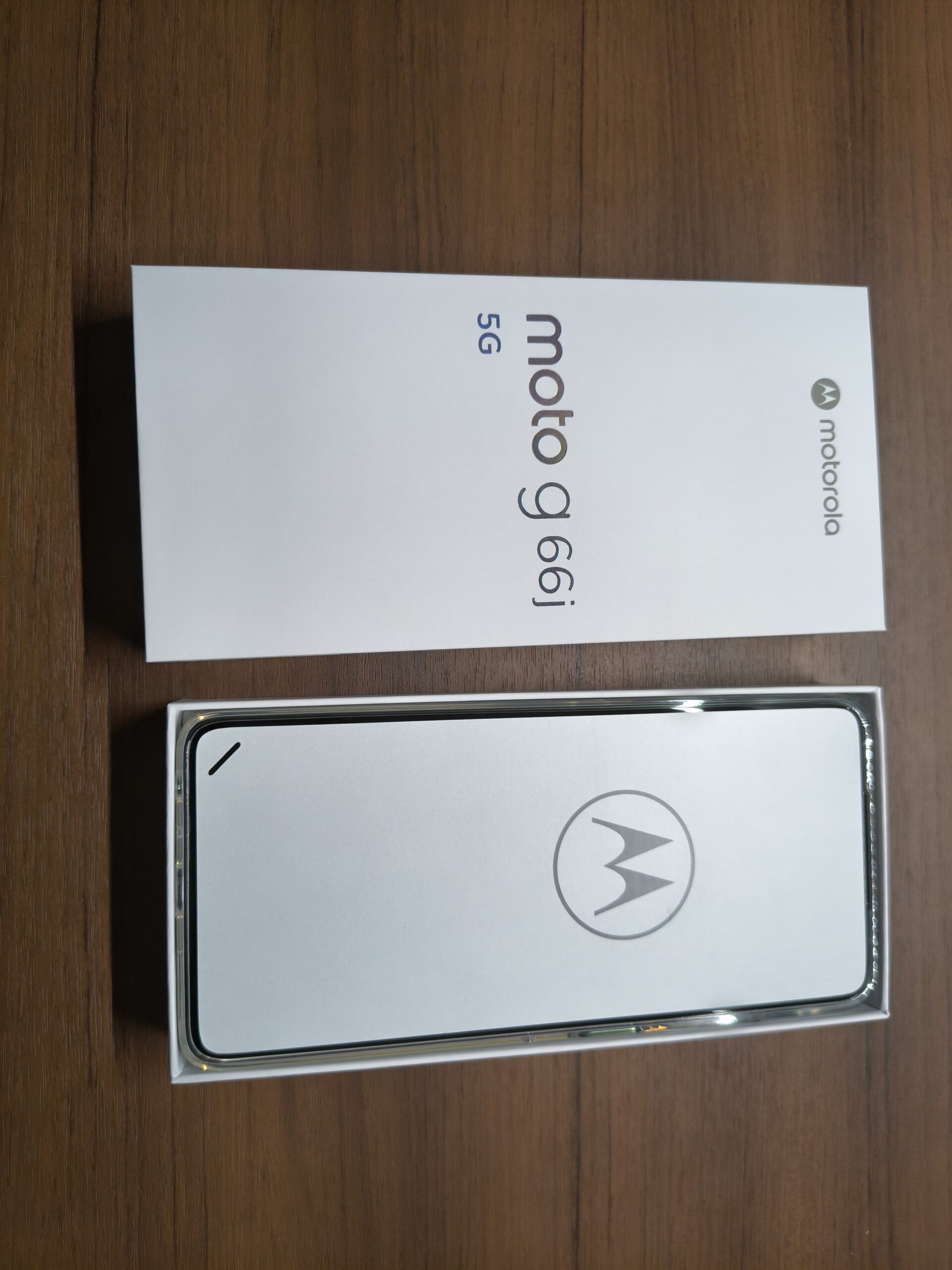 moto g66j 5Gの外箱と本体トレイを左右に並べた開封の様子