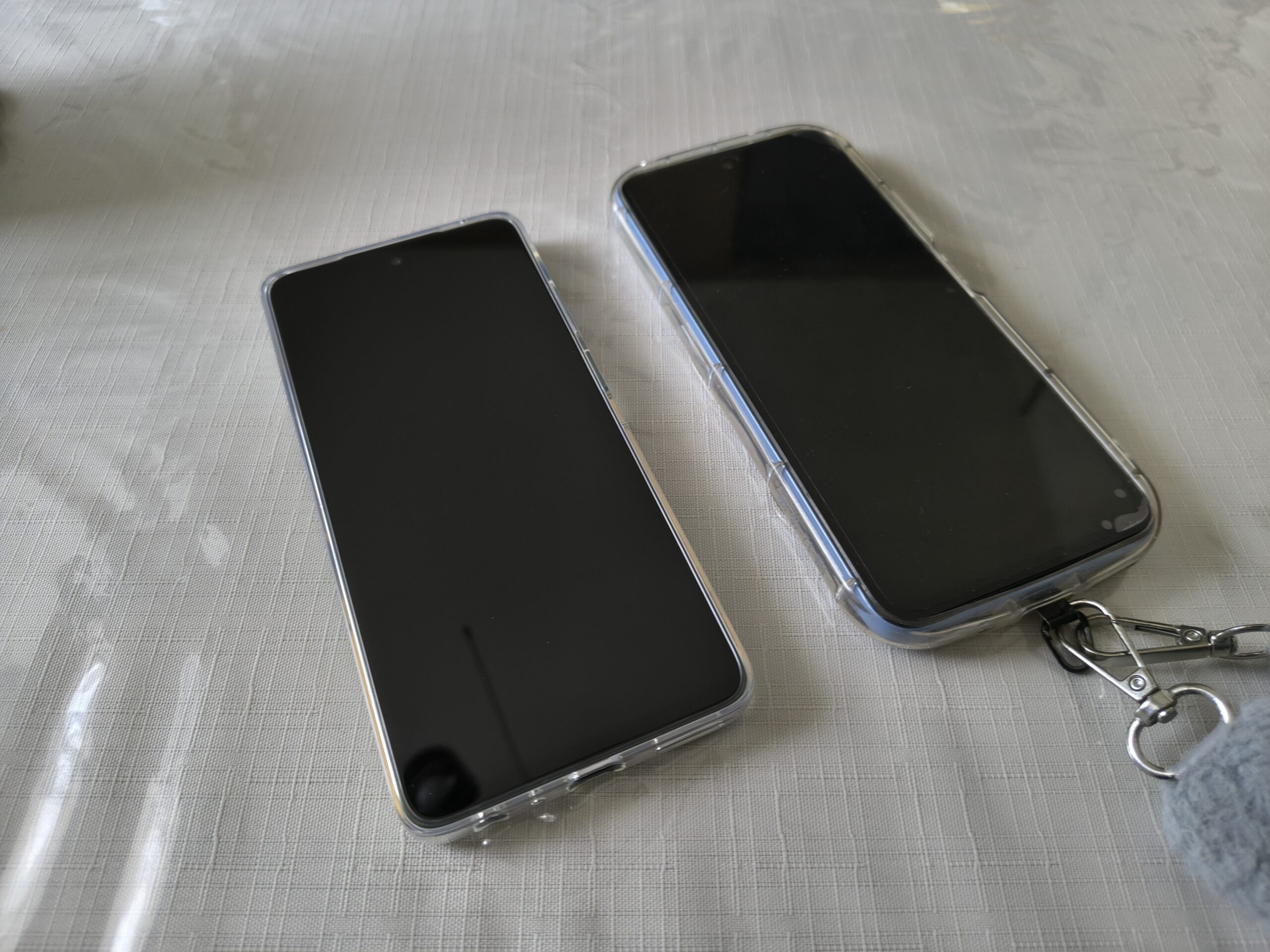 moto g66j 5Gと前機OPPO A73を画面オフで横並びにしたサイズ比較