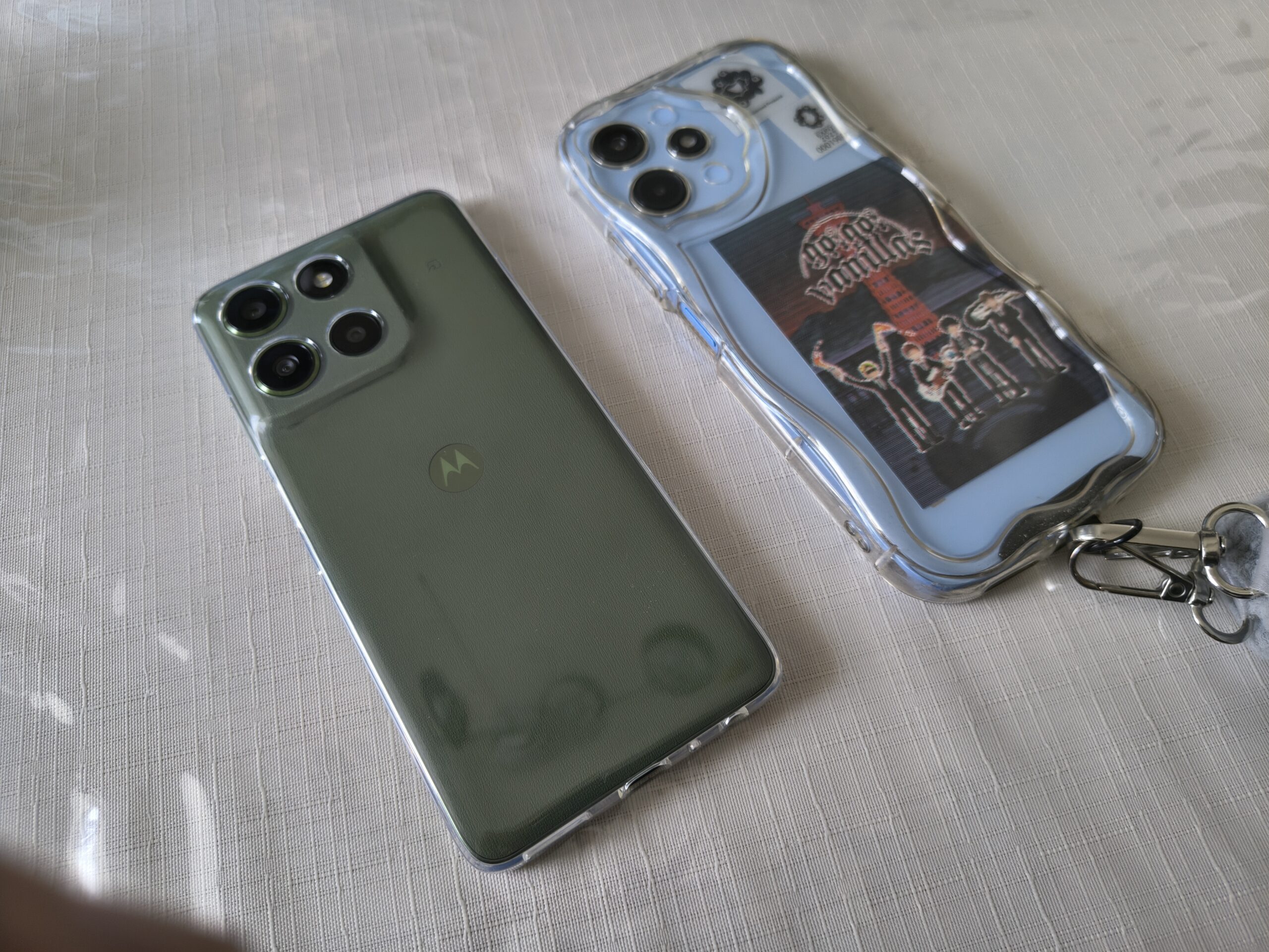 moto g66j 5Gと前機OPPO A73の背面同士を並べた2台比較