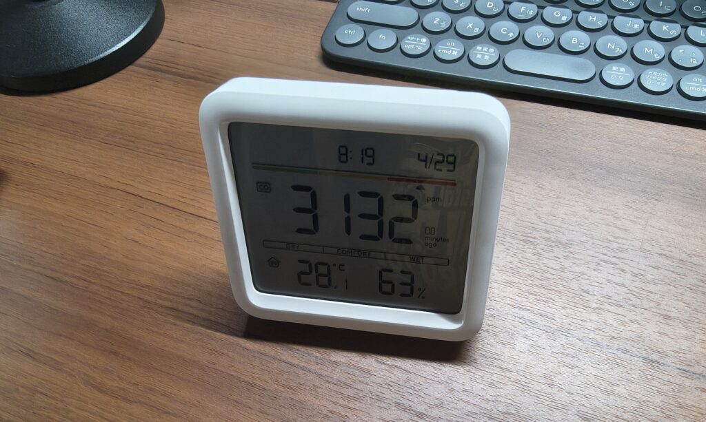 SwitchBot CO2センサーをデスクに設置してCO2濃度を表示している様子