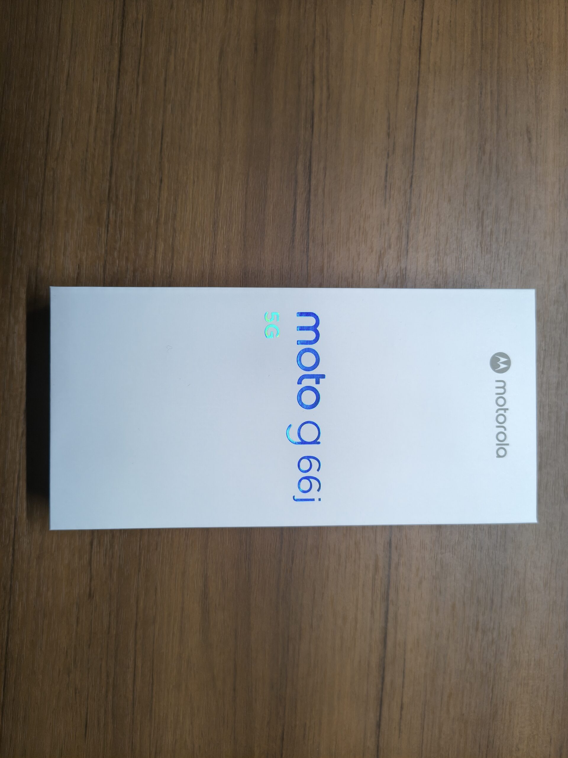 moto g66j 5G ディルグリーンの化粧箱を木目背景に正対撮影