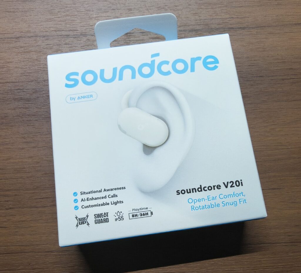 Soundcore V20i ホワイトのパッケージを木目のテーブルに置いた写真
