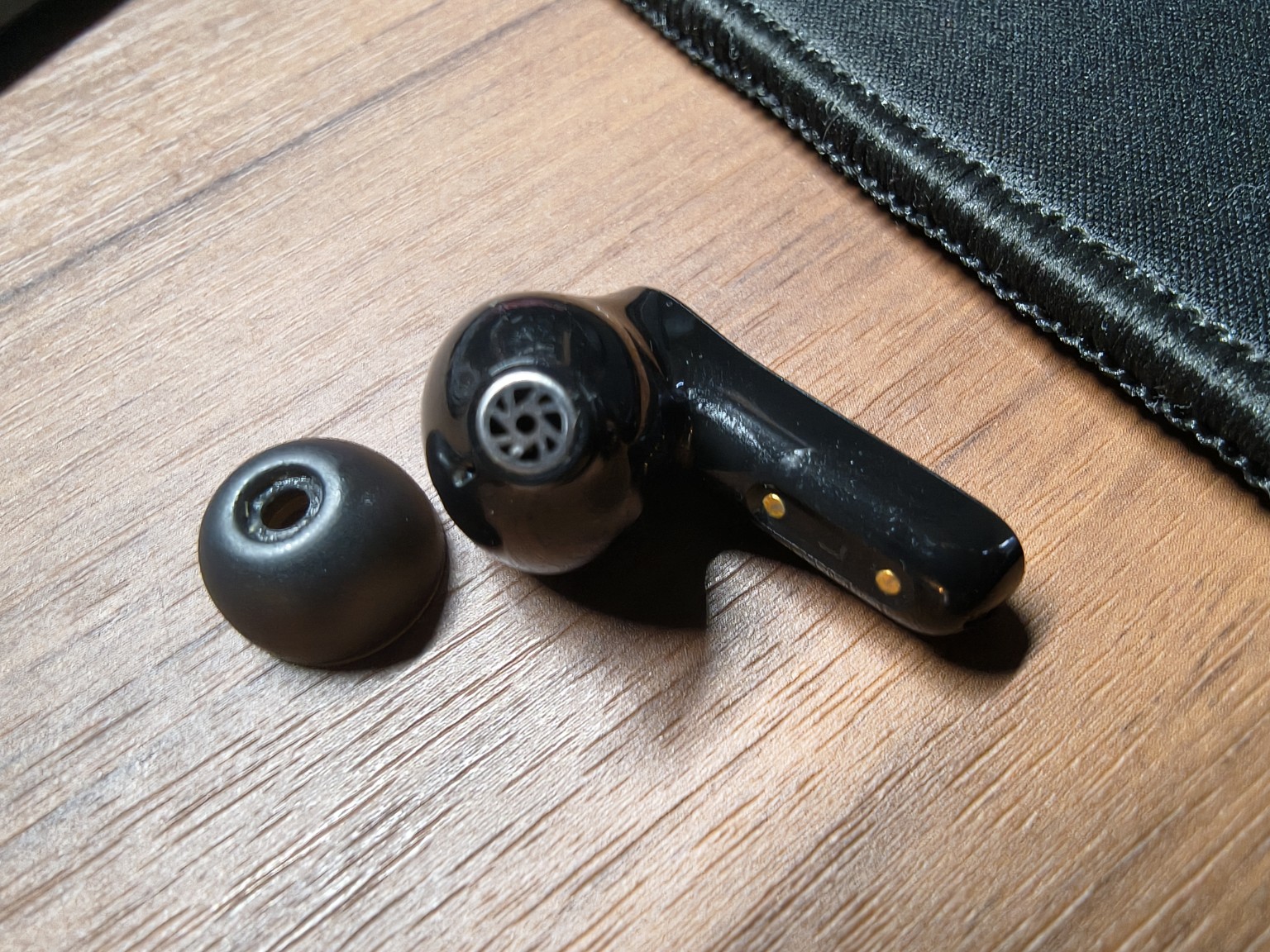 イヤーピースを外したEarFun Air Pro 4