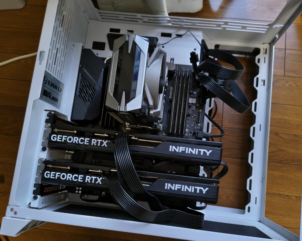PCケース内に並ぶ2枚のRTX 5060 Ti