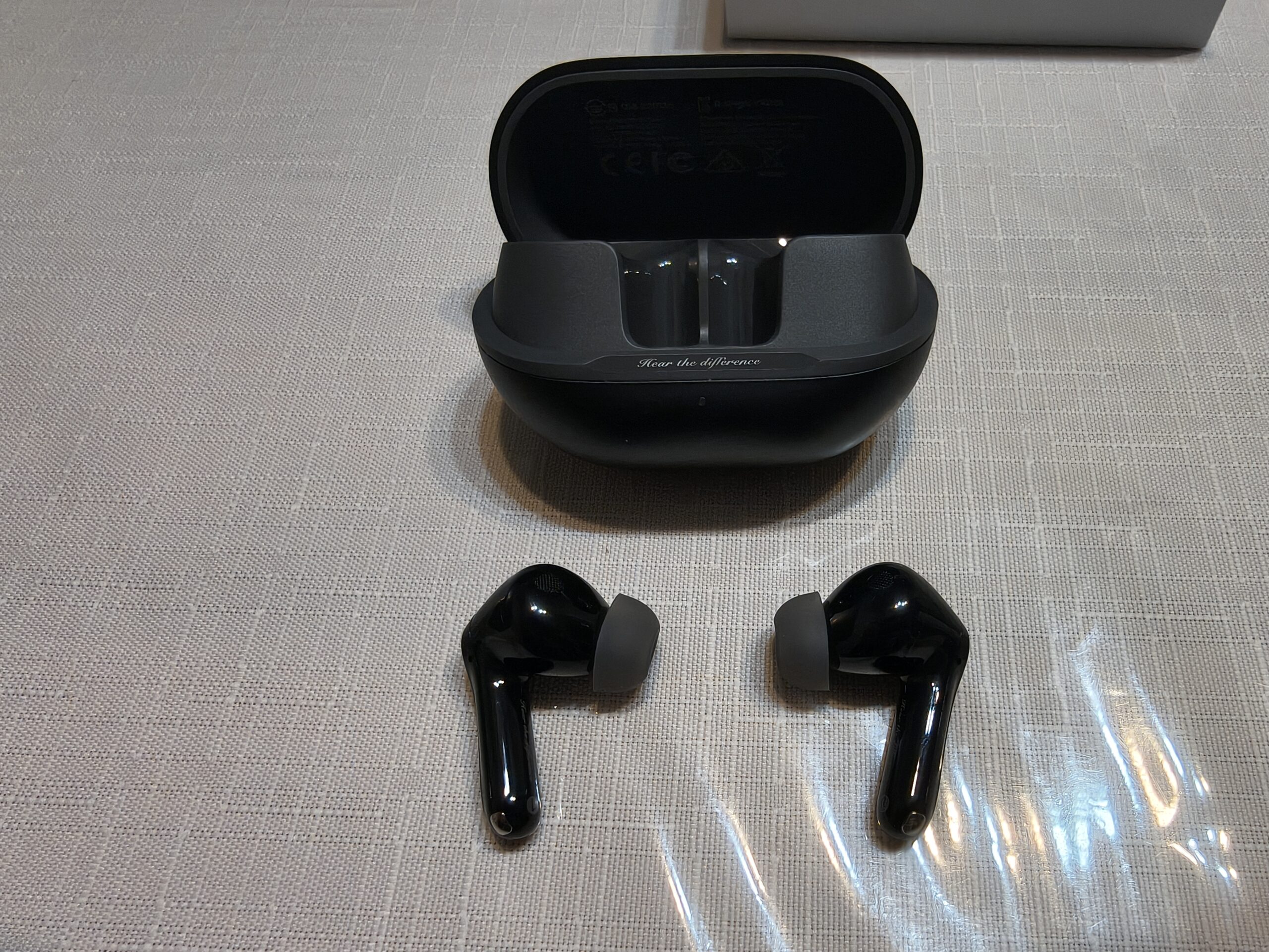 SOUNDPEATS Air5 Proの本体とケース